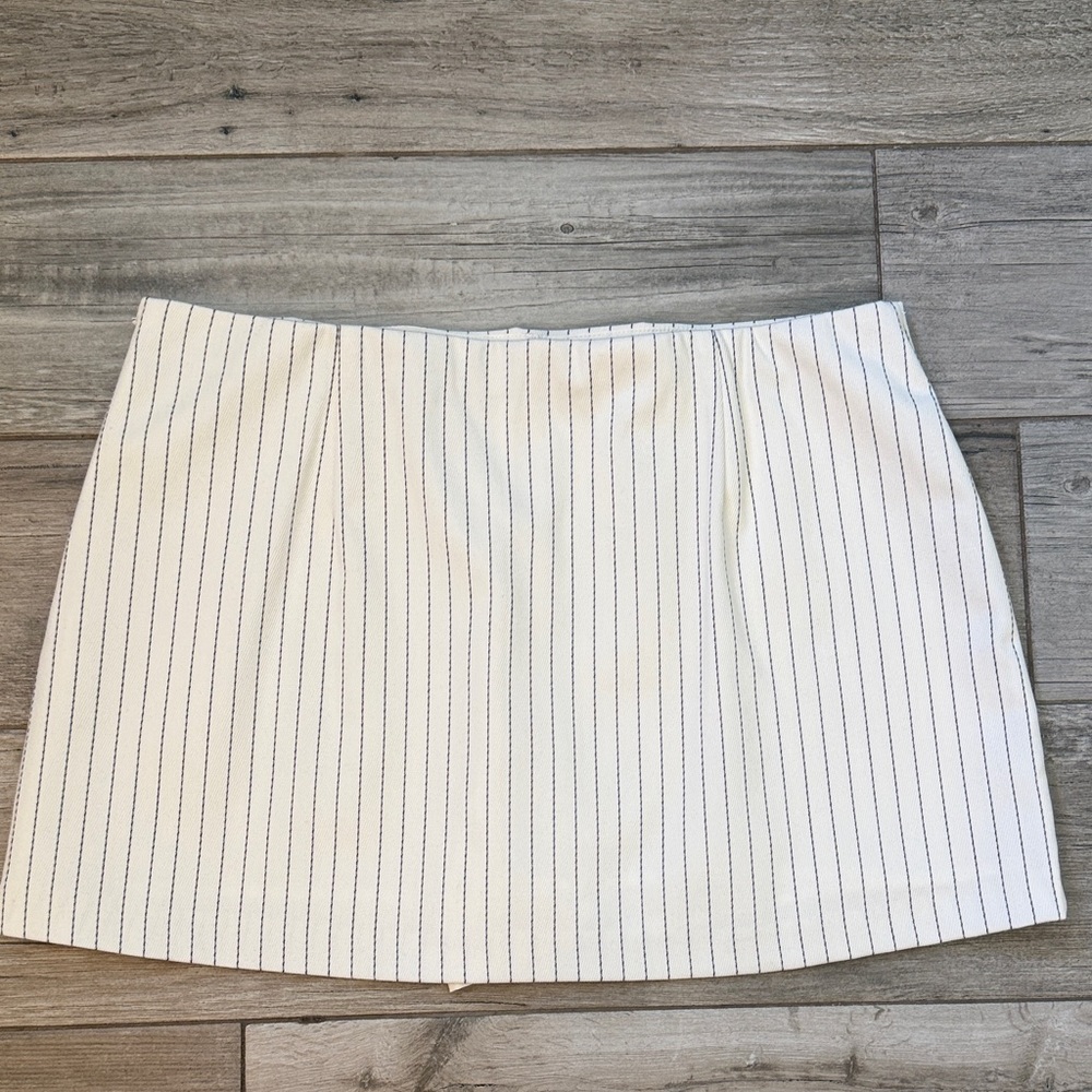 Abercrombie & Fitch White Mini Skirt with Navy Pinstripes